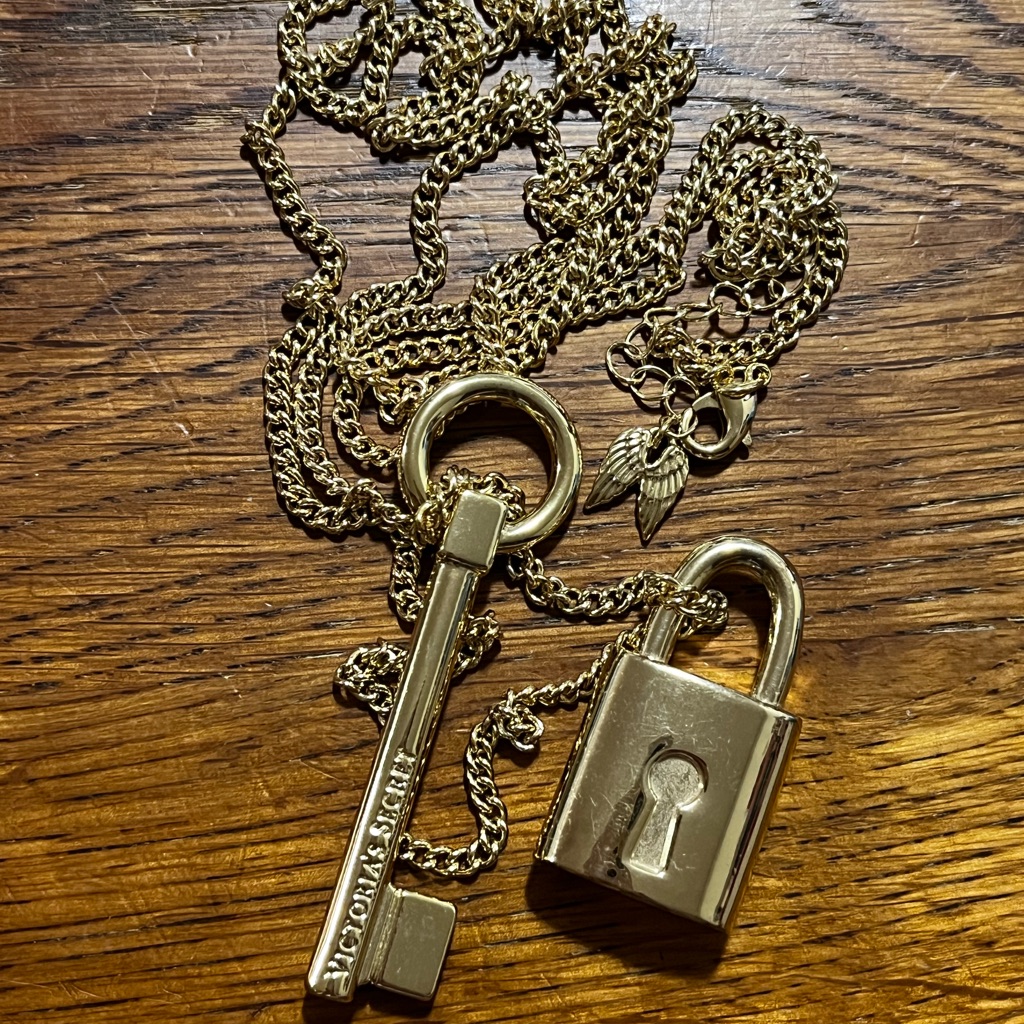 Victorias Secret Gold Key And Padlock Necklace 12$